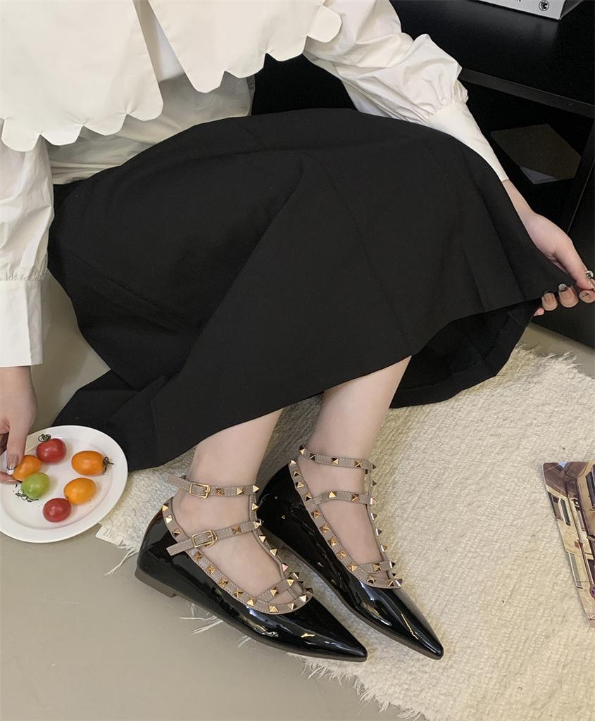 Интернет-знаменитости заклепки остроносые балетки женские 2025 весна и осень новые V домашняя патентная кожа мелкий вырез римские одинарные туфли женские совок