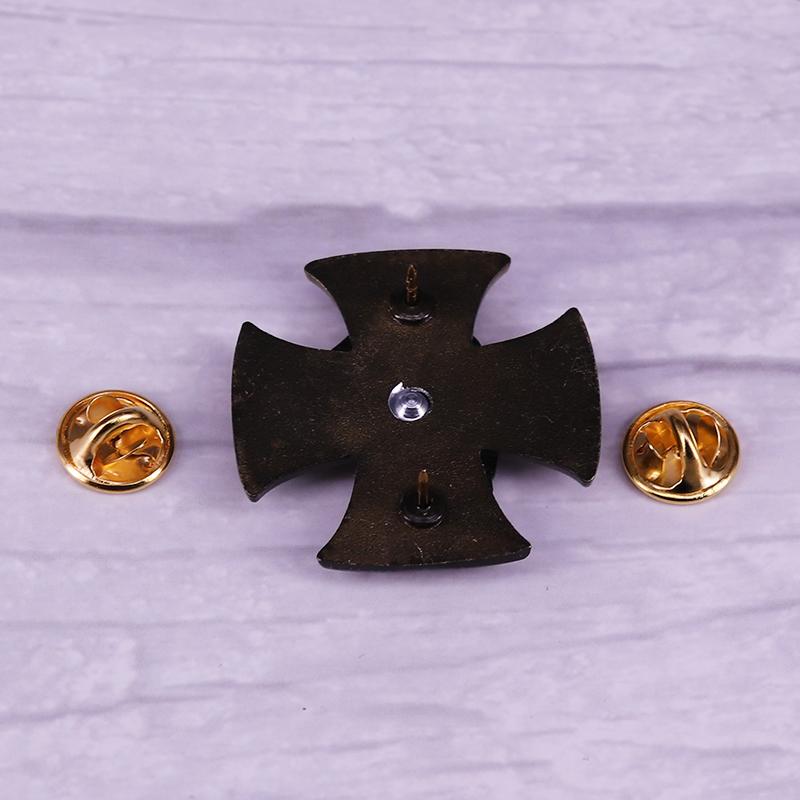 Брошь-значок в винтажном стиле в виде байкерского креста с черепом из меди