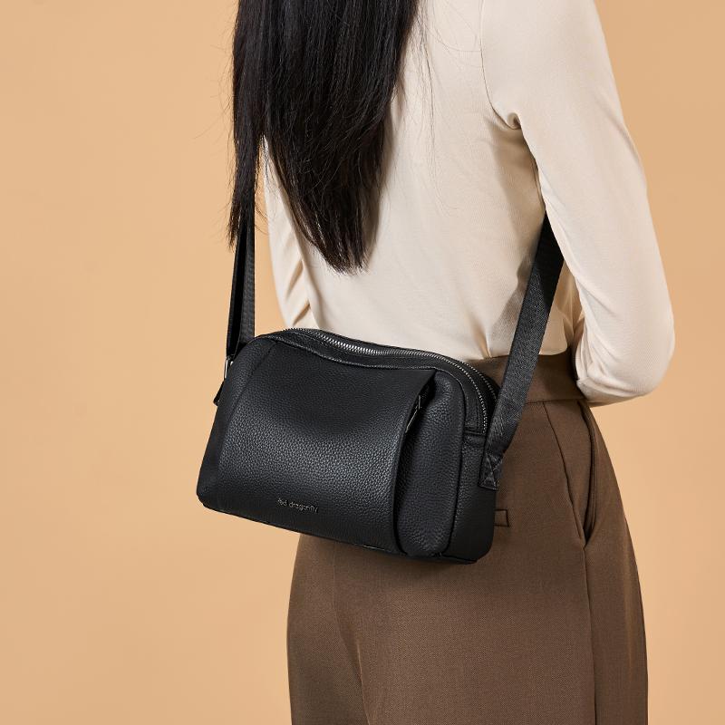 Red Dragonfly's new women's bag is a casual, versatile, and high-end crossbody bag with a fashionable shoulder bag