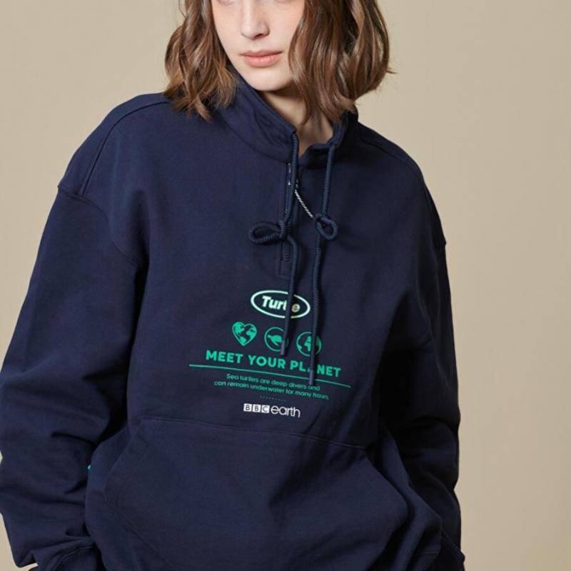 Высокий воротник, молния до середины, темно-синий