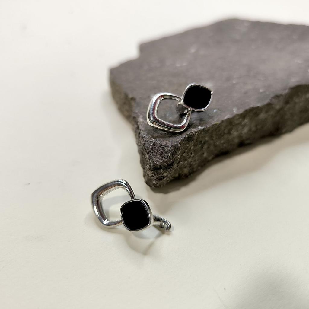 Серебряные серьги с натуральным ониксом (60002115)