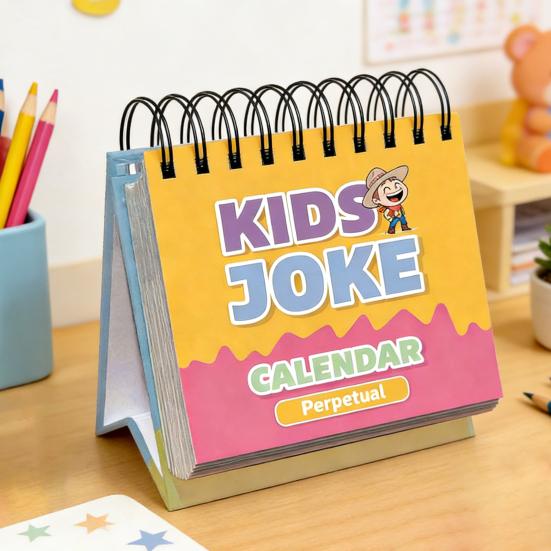 Календарь детских анекдотов на 2026 год с отрывными страницами, содержащими ежедневные каламбуры и шутки. Небольшой настольный календарь в подарок детям.