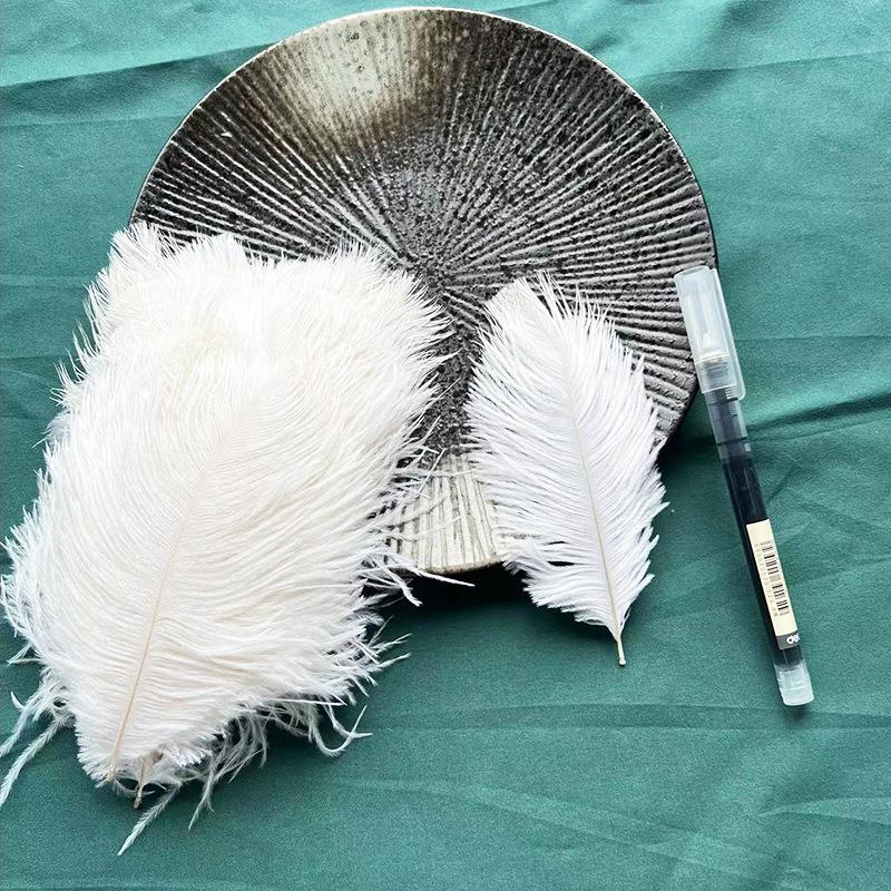 Большие страусиные перья 15-20 см для свадебных композиций и сценического реквизита