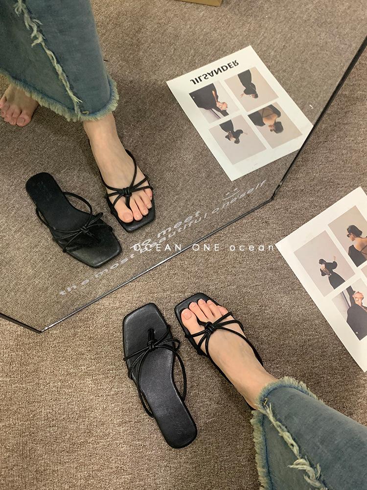 Корейская версия ретро-тапочек для женщин, летняя одежда 2024, новые, с плоской подошвой, простые, с застежкой-клипсой, нескользящие, римские, с узором «елочка», классные тапочки