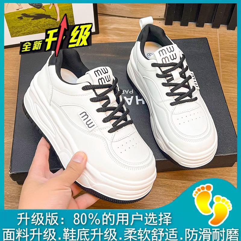 Наступать на дерьмо кажется популярным, маленькие белые туфли для женщин, весна 2025 года, новые студенческие туфли для увеличения роста, повседневная универсальная спортивная обувь для