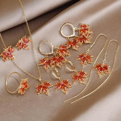 Новый дизайн 2023 года, серьги-гвоздики с красным кленовым листом для женщин, модные брендовые ювелирные изделия, серьги с кристаллами в виде листьев