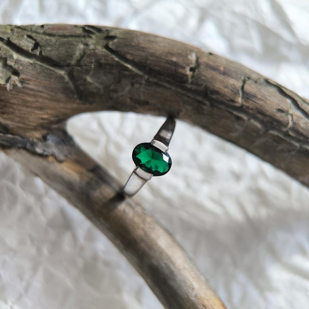 Серебряное кольцо с изумрудом nano 0.908ct, вес изделия 2,25 гр (2205845)