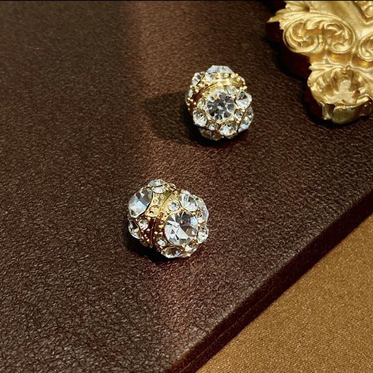 TikTok-Inspired Luxury Magnetic Diamond Ear Clips for Women - Korean Style, No Piercing Needed.
