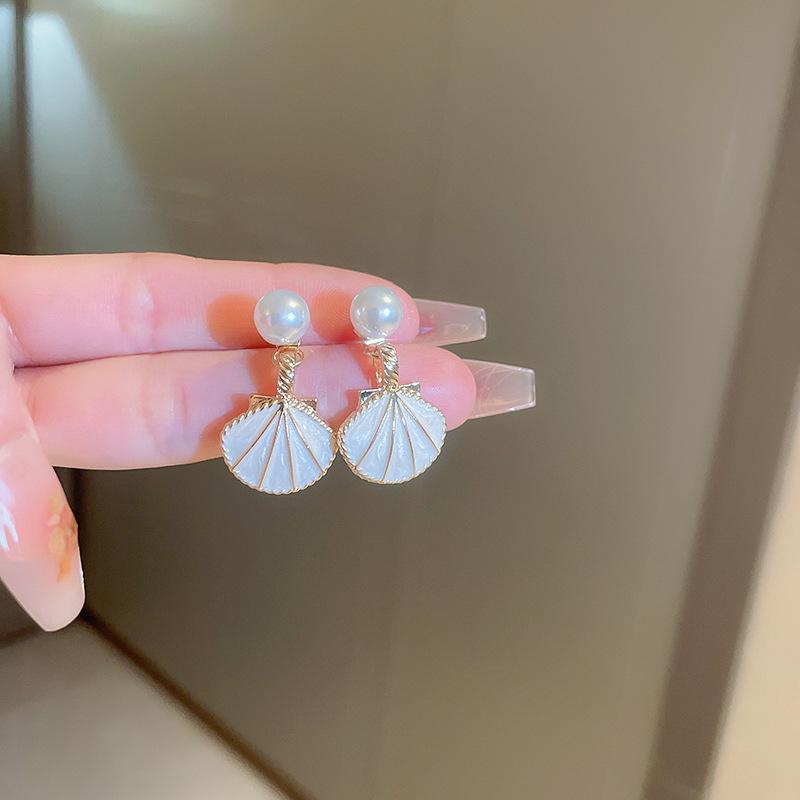 Silver needle light luxury Spice Girl pearl stud earrings temperament retro super flash earrings women's fashion high sense personalized earrings
