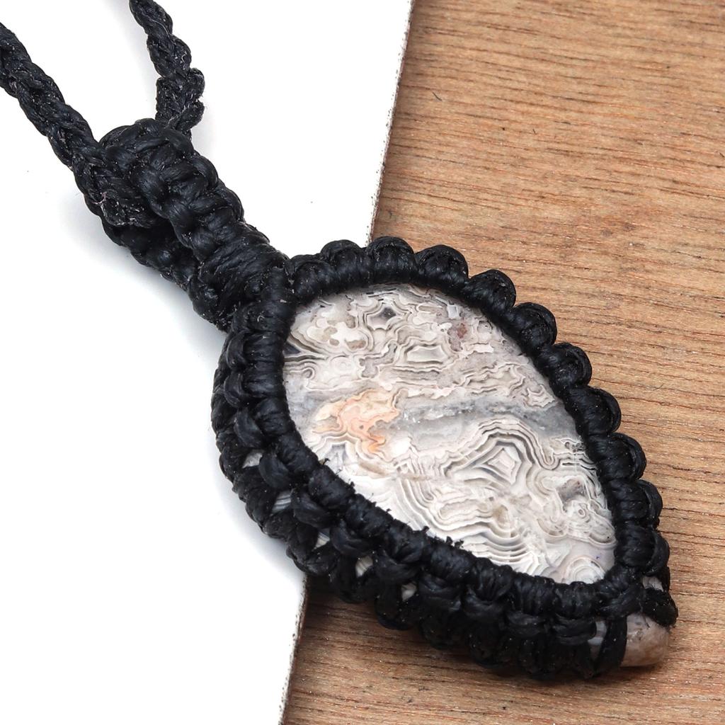 Подвеска-колье макраме ручной работы с натуральным камнем агатом «Сумасшедший кружевной»