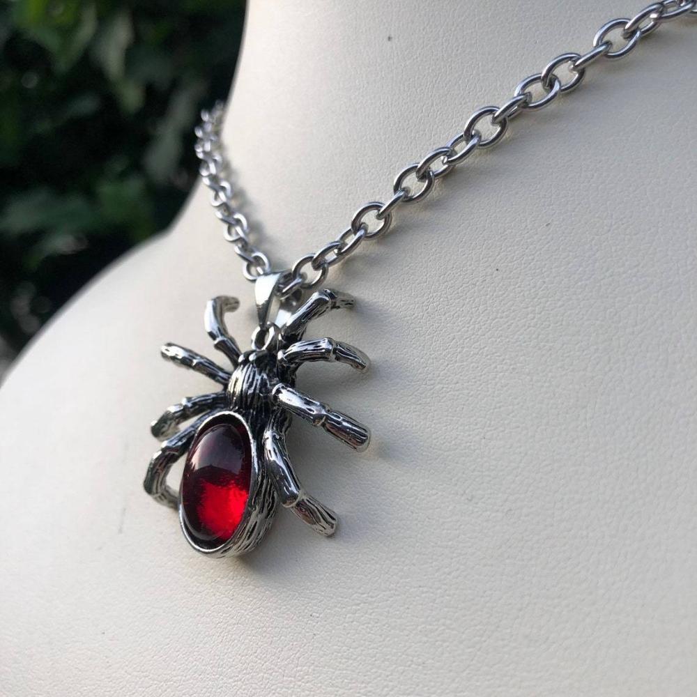 Gothic Punk Sliver Simulation Spider Insect Red Oval Crystal Pendant Necklace for Women Men Hallowmas Jewelry Accessories