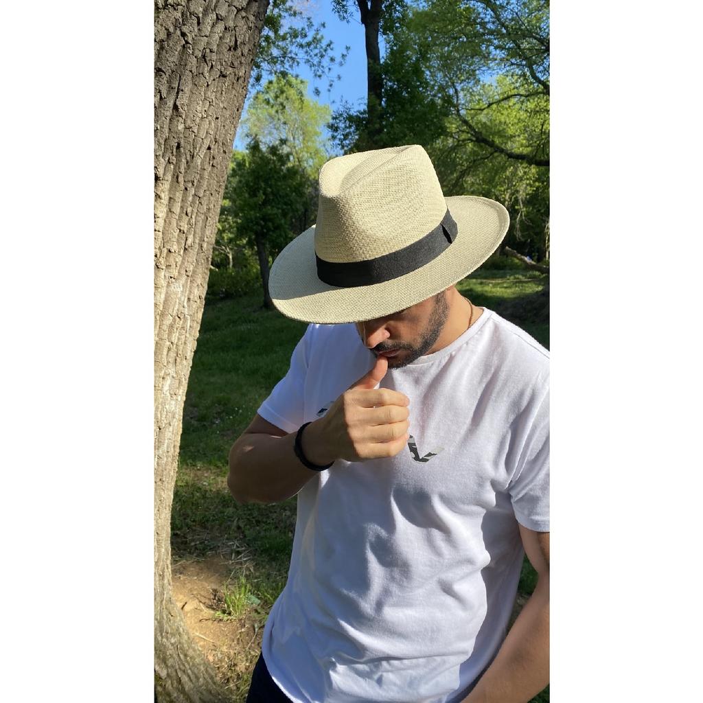 Ковбойская модель мужского пола в соломенной шляпе