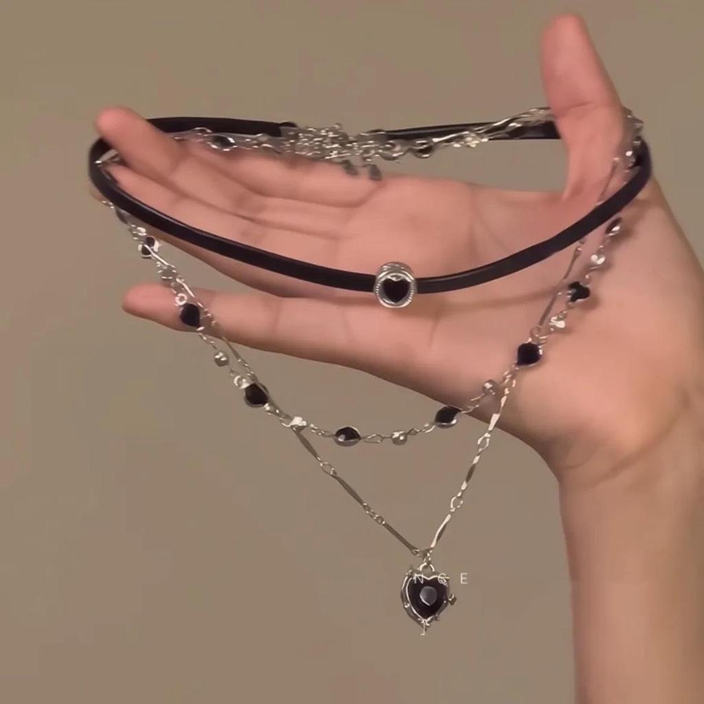 Deep Affection Black Heart Necklace: Versatile, High-End Clavicle Chain with a Sweet and Cool Design