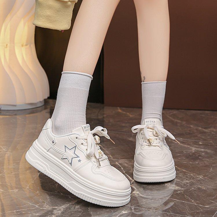 Маленькие белые туфли для студенток корейской версии прилива 2024 года, осень, новая мода, универсальные туфли для доски, дышащая повседневная женская обувь на платформе