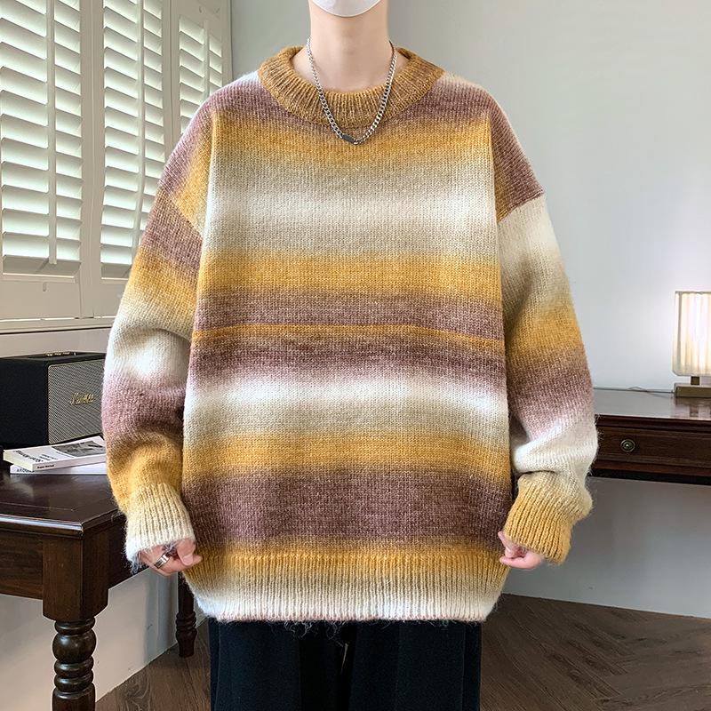 Мужской свитер с круглым вырезом и градиентной расцветкой тай-дай — радужные полосы, свободный крой, модный сезон осень/зима.