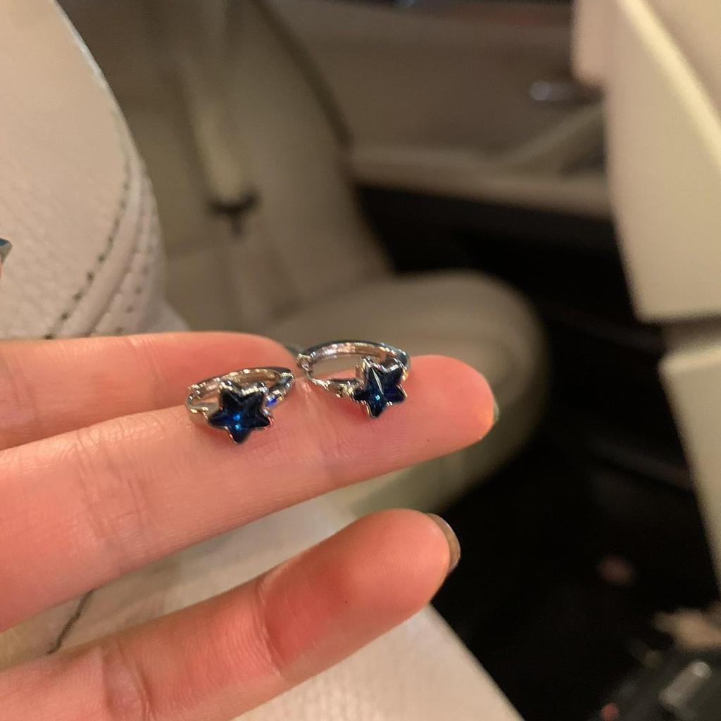 Винтажные красные серьги-кольца в гонконгском стиле: Элегантный женский аксессуар на осень/зиму