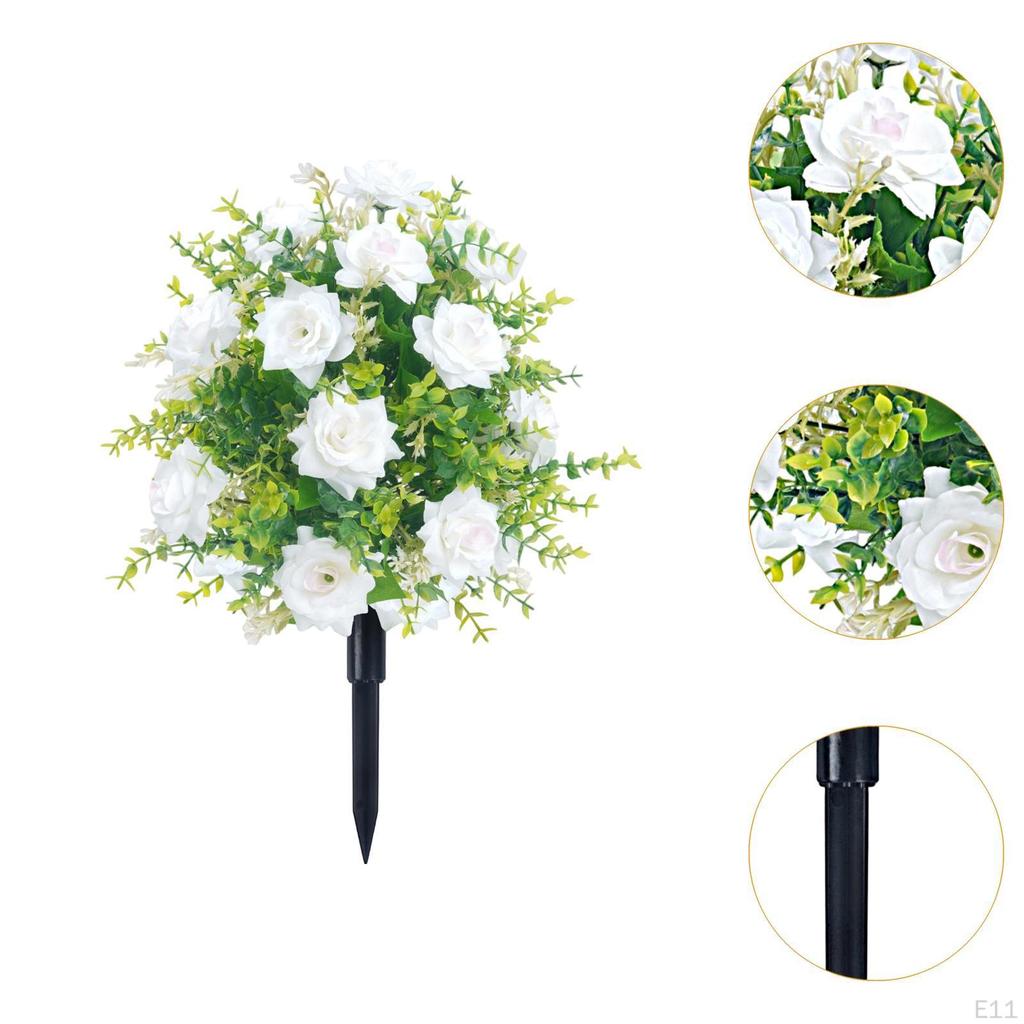 Искусственный памятный цветок с растением на ложном колышке за столом