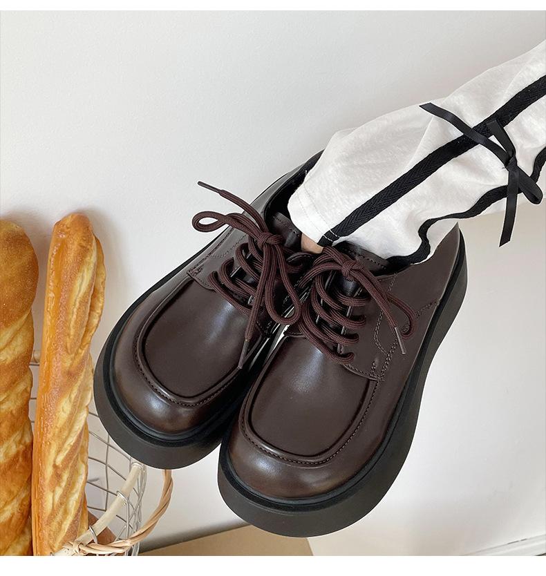 Черные универсальные туфли в британском стиле ретро на платформе, маленькие кожаные туфли женские 2025 новая летняя французская обувь на танкетке с круглым носком