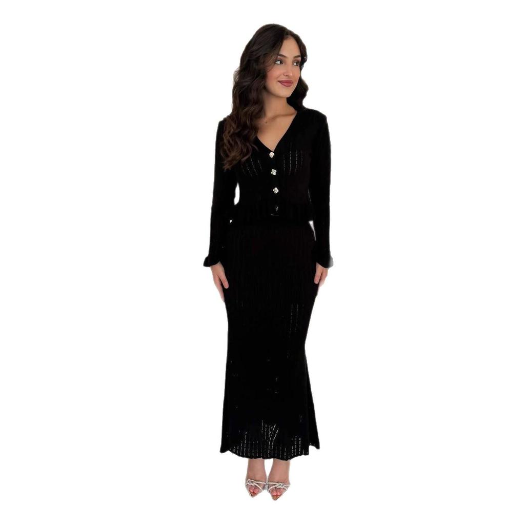 Женский вязаный комплект с V-образным вырезом и юбкой миди на осень 2025 года