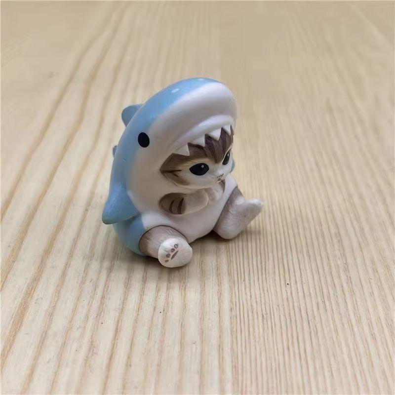 Игрушка-фигурка Mofusand Кот-Акула Игрушка с головным убором акулы Кавайная Декор для спальни и рабочего стола Коллекционная Сюрприз Подарок