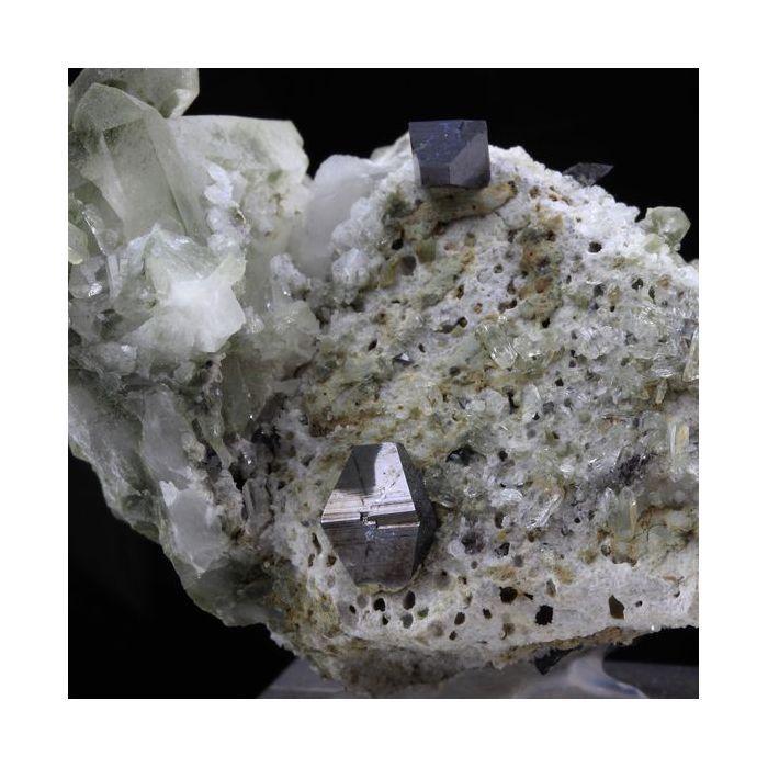 Anatase + Quartz 589.4 carats