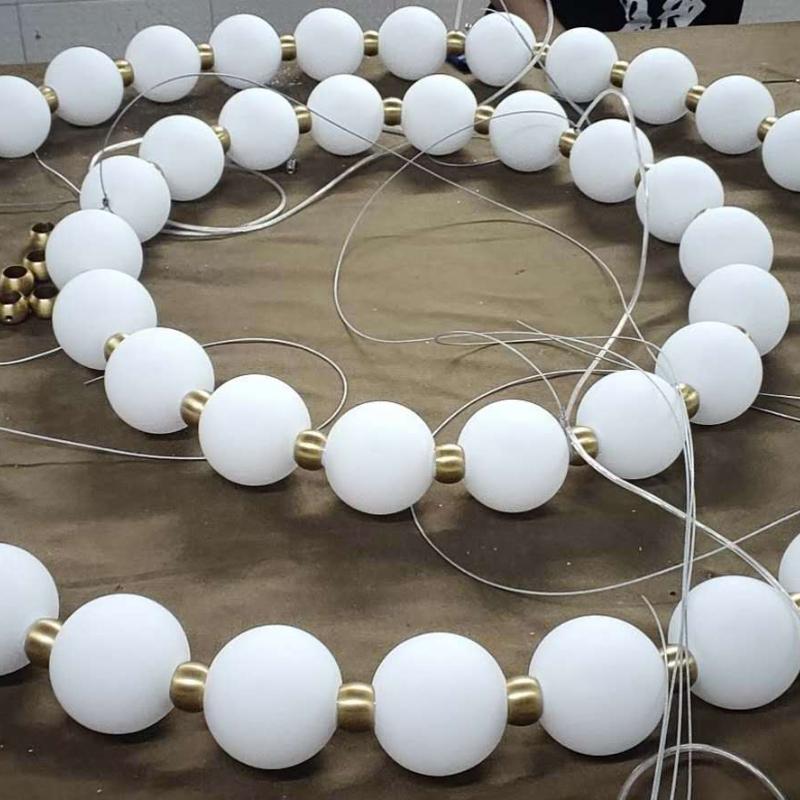 Подвесной светильник для гостиной в скандинавском стиле, простой светодиодный светильник для спальни, круговой светильник для столовой с жемчужным ожерельем