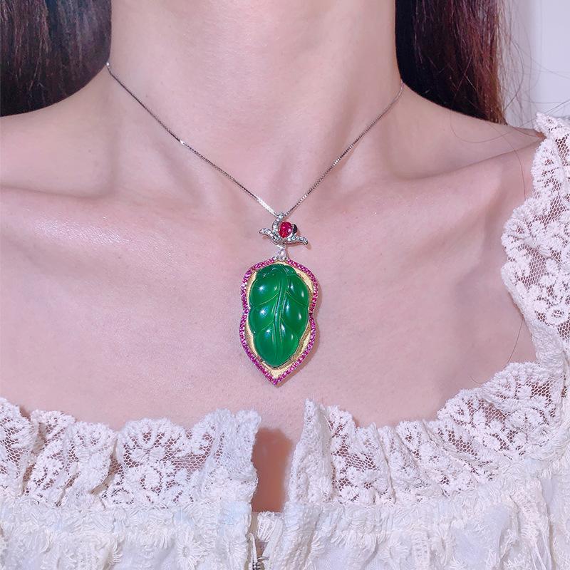 Новая китайская ювелирная мода Легкая роскошь Листья Имитация зеленого халцедона Белый халцедон Национальный стиль Ожерелье с листом Красный корунд