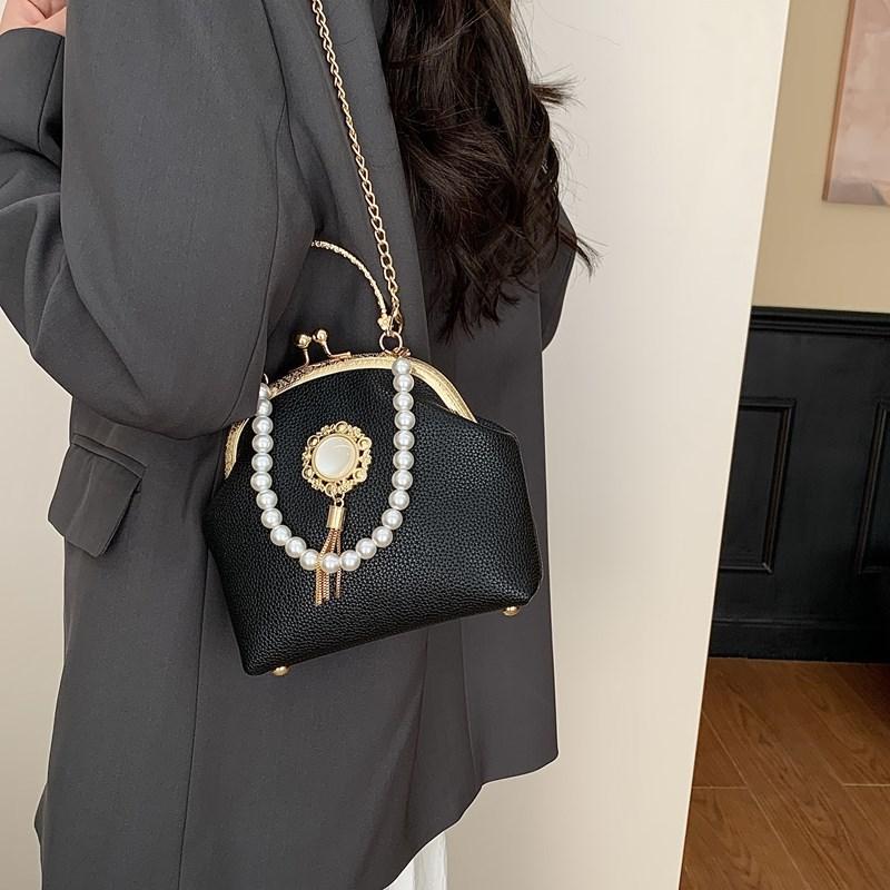 Сумка-клатч Xiaoxiangfeng с жемчугом, женская, 2025 новая, корейская версия, модная нишевая сумка через плечо, кроссбоди, сумка-ракушка с клипсой