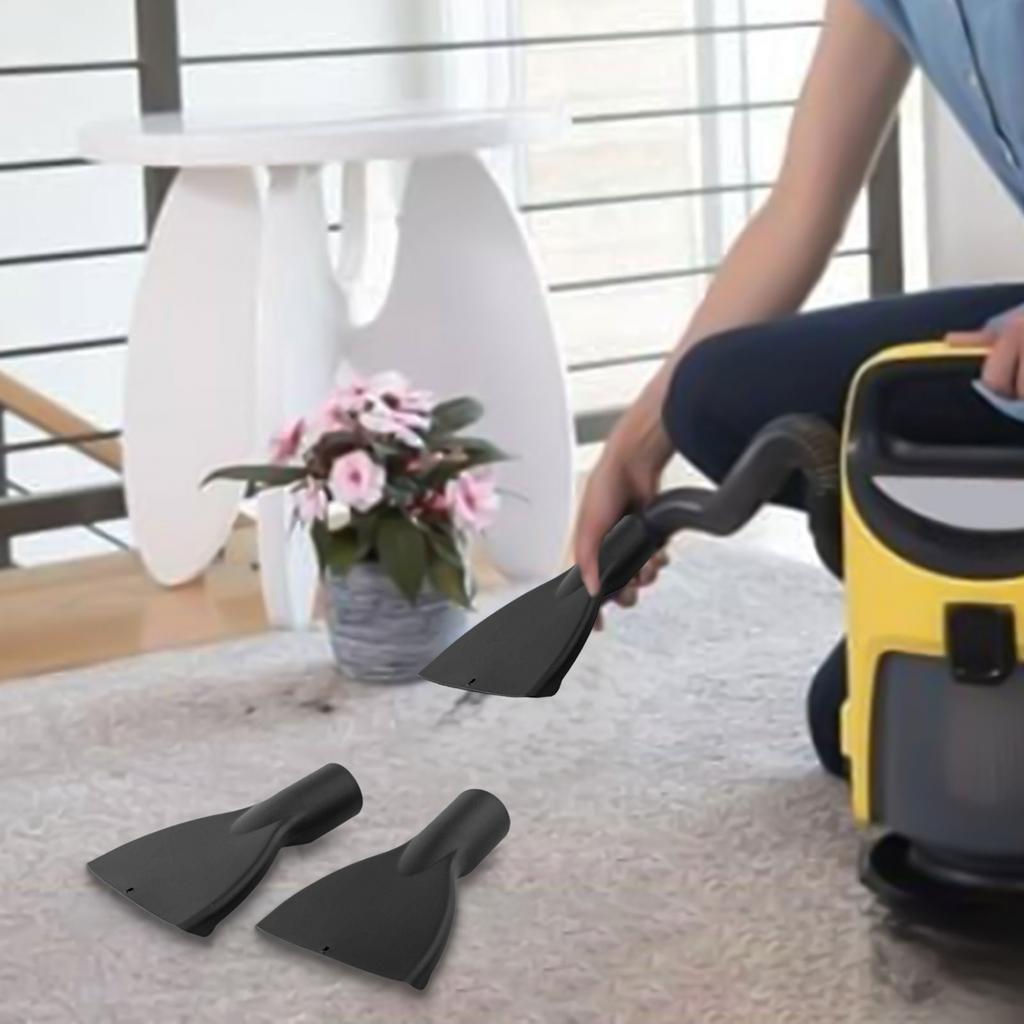 Очищает труднодоступные места щелевой насадкой для пылесосов Karcher