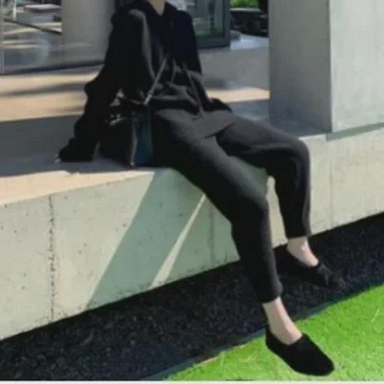 Женский трикотажный костюм осень/зима 2023 года: Свободный свитер с капюшоном и брюки-морковки