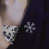 Европейская и американская брошь в виде снежинки из синего кристалла, женская мода, простая и универсальная брошь для пальто, элегантный темперамент, аксессуары для одежды