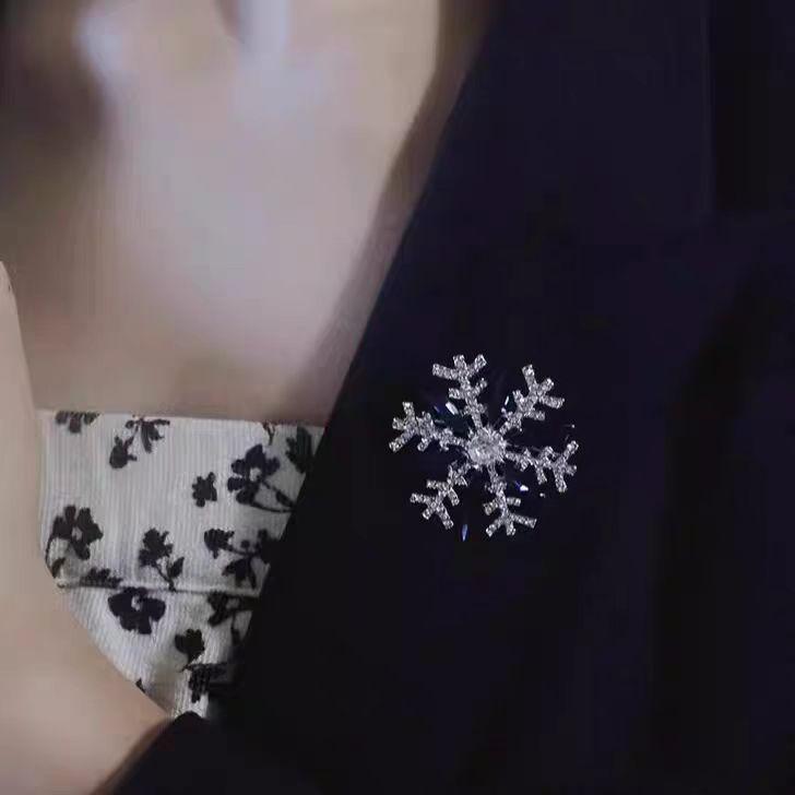 Европейская и американская брошь в виде снежинки из синего кристалла, женская мода, простая и универсальная брошь для пальто, элегантный темперамент, аксессуары для одежды