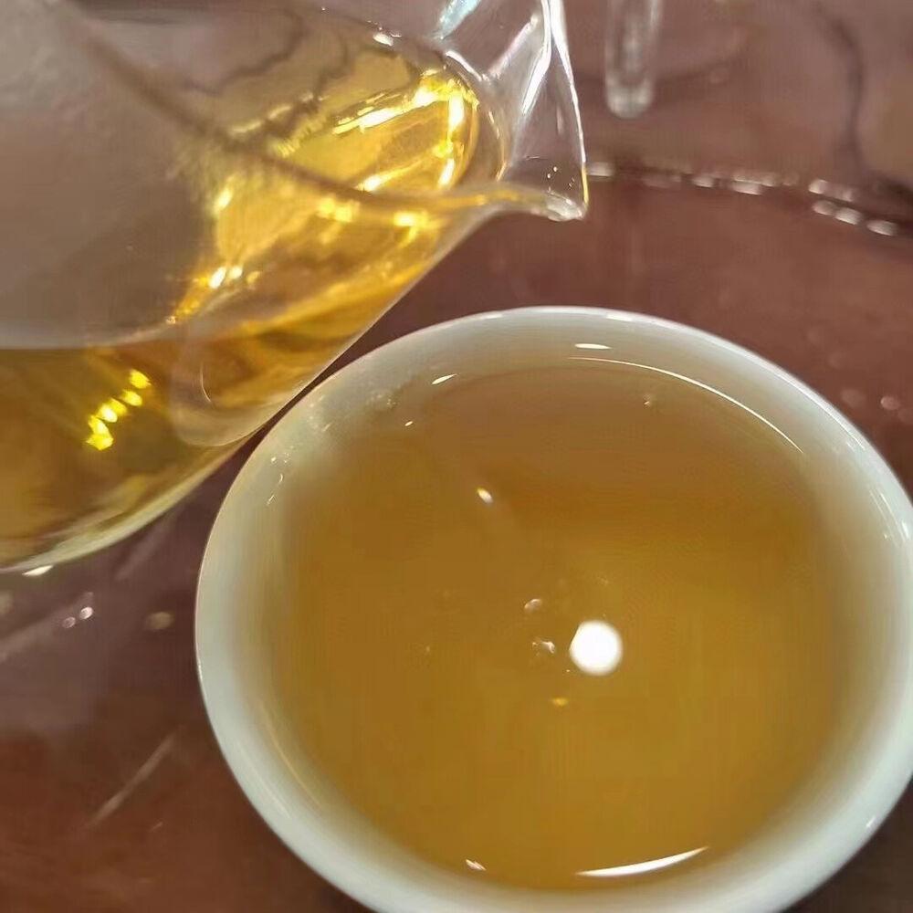 357г Юньнаньский сырой чайный пирог Пуэр 2014 Золотой лист Шэн Пуэр Чай Чайный торт Пуэр