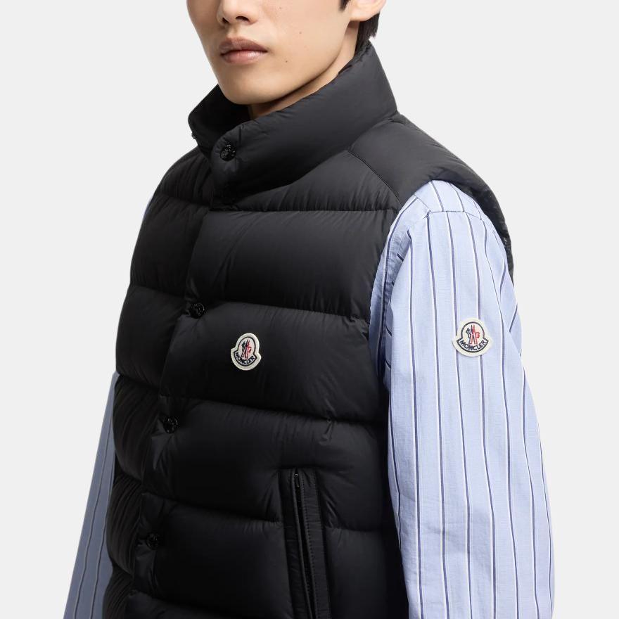 Moncler Logo Patch Quilted Sleeveless Gilet K20911A00096597YD999