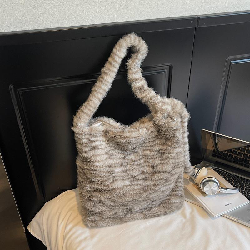 Вместительная пушистая сумка женская осенняя новая повседневная мягкая пушистая сумка через плечо портативная сумка-тоут