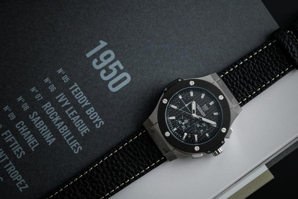 New Model [HYAKUICHI 101] Hyakuichi Wristwatch, 100m Water Resistant, Chronograph, Date Display, SilverBlack Carbon Fiber, Black Leather Strap