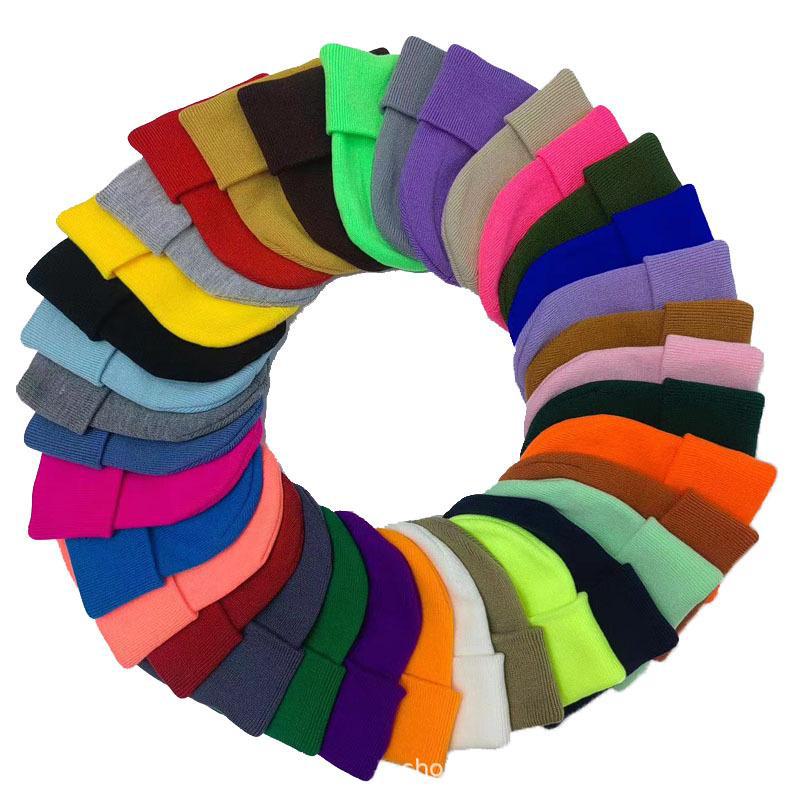 Уютные вязаные шерстяные шапки на осень и зиму - однотонные