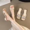 Квадратная головка толстый каблук классные тапочки женская летняя верхняя одежда модный дизайн чувство ниша средний каблук складки крест тонкий ремешок одно слово сандалии