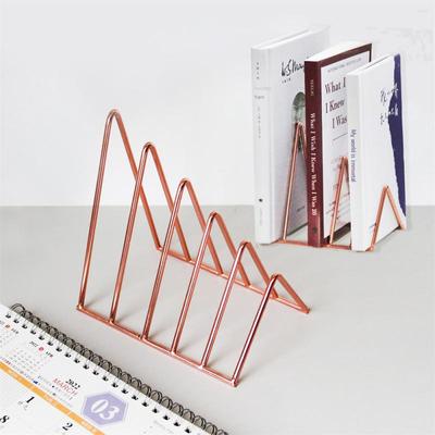 Книжная полка Nordic Iron Desktop Storage Rack Журнал Газетный стол Полка для документов Треугольная полка Креативная стойка для хранения вещей Простая