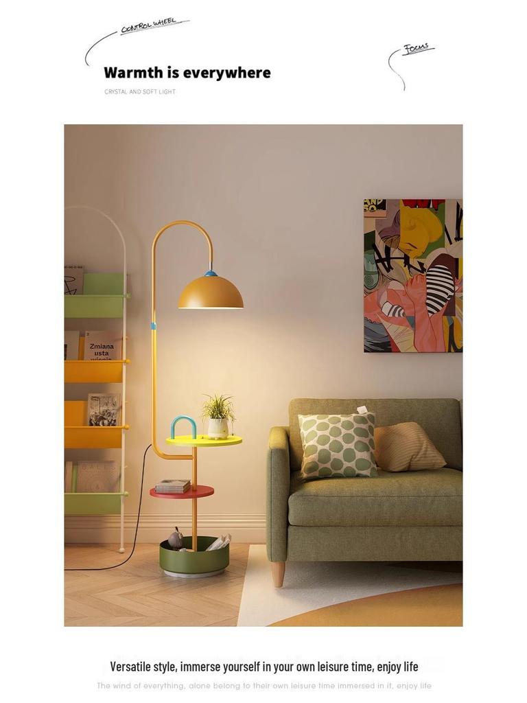 Мемфис Торшер: Стильная гостиная, диван и лампа для детской комнаты со встроенным хранилищем и функцией журнального столика