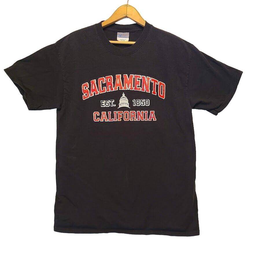 Sacramento California CA Est 1850 Capital City Building Black Red White Adult M Unisex T-Shirt