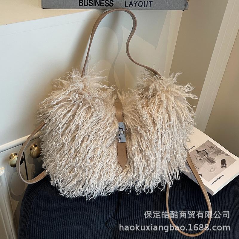 Нишевый дизайн плюшевая сумка женская 2025 новая сумка-мессенджер на одно плечо под мышку осень и зима популярная плюшевая сумка