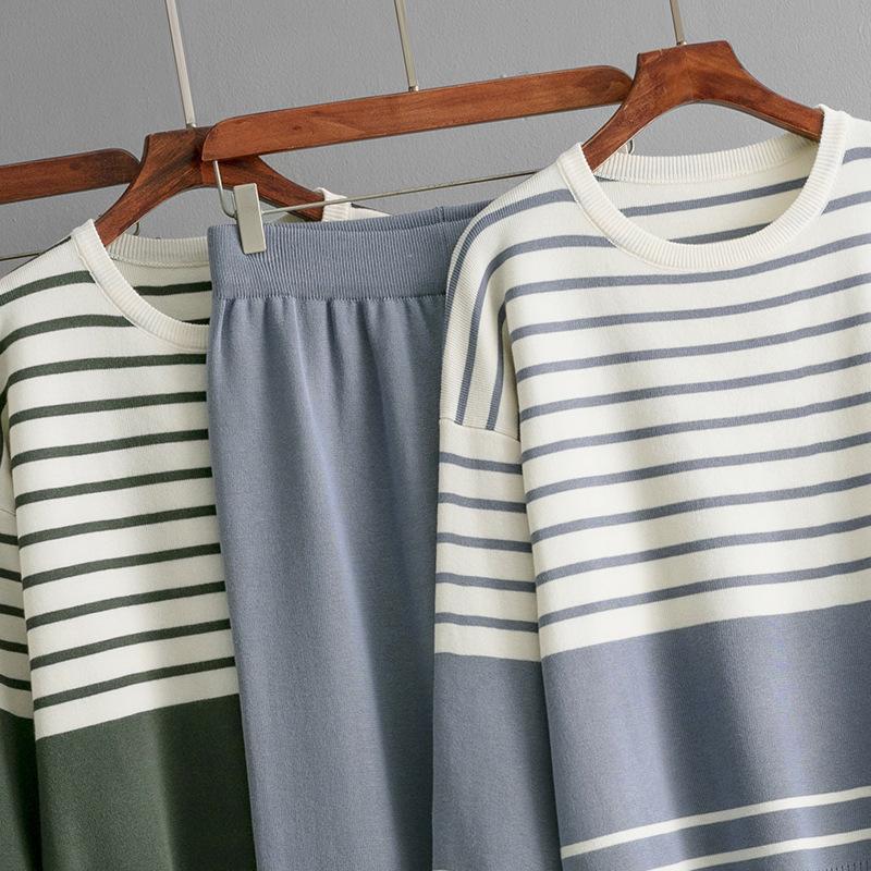 Осенне-зимний свободный свитер-пуловер с V-образным вырезом, женский полосатый трикотажный комплект из двух предметов с длинными рукавами и широкими брюками