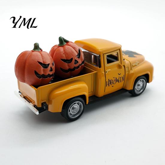 Autumn Farmhouse Home Decoration Halloween Pick-up Truck Alloy Figurine, Holding Pumpkin Vintage Car Statue, Party Supplies Miniature Vehicle Ornament