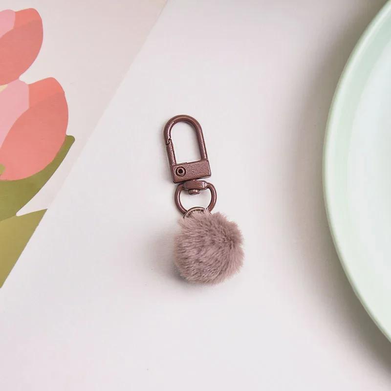 Брелок для ключей в виде разноцветного плюшевого шарика с молочным кулоном, абажуром в виде макарон и вращающейся пряжкой.