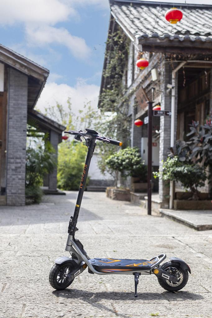 KuKirin A1 Electric Scooter, 10-inch Tubeless Tires, Dual Braking System, LED Headlight, Tail Light & Turn Signals, 48V Battery, Fast Charging