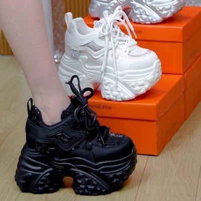 Серебристые кроссовки на скрытой платформе, женская обувь 2025, новая взрывная весенняя спортивная обувь для отдыха, маленькие белые кроссовки, маффин