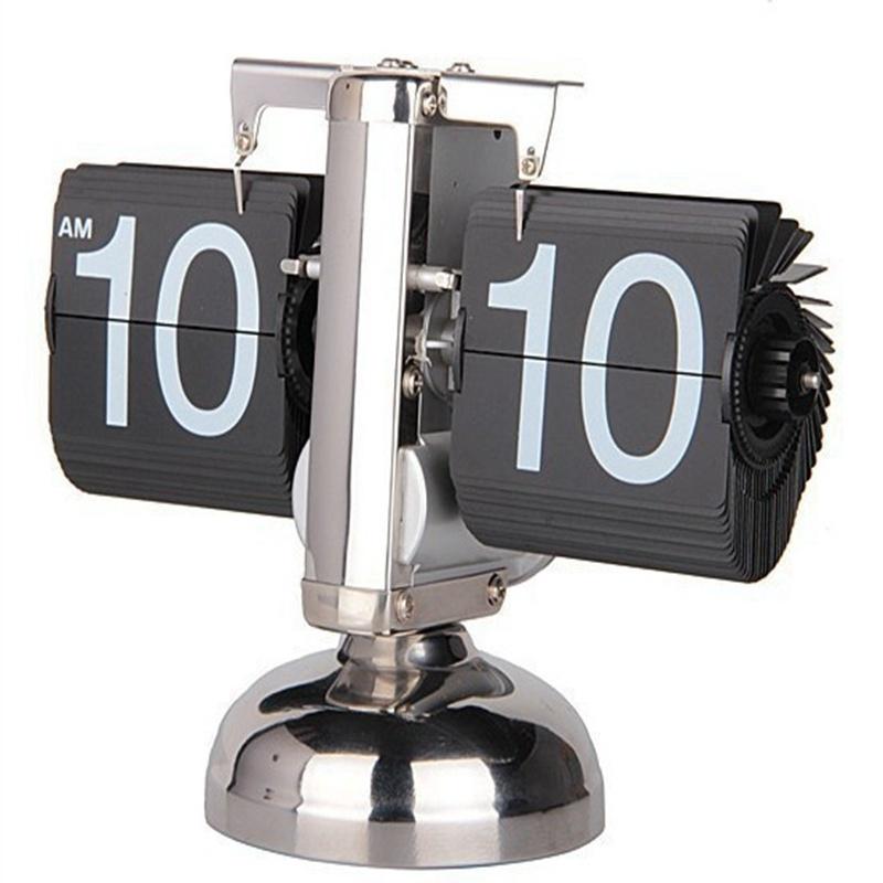 часы и календарь на столе