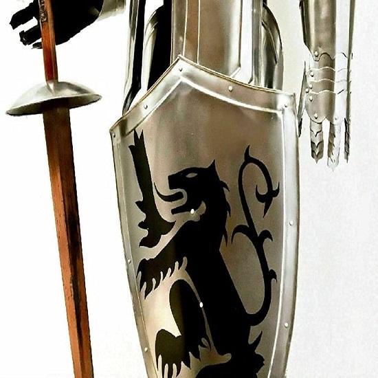 Полный доспех средневекового рыцаря со щитом и мечом. Доспехи 15 века,