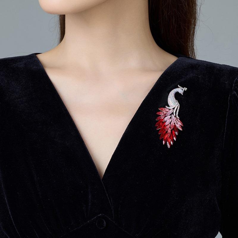 The Gradient Crystal Peacock Brooch Is A Fashionable, Elegant and Exquisite Brooch with A Niche Design Sense